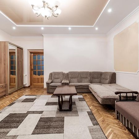 Akademika Hnatyuka Apartment Lviv Exterior foto